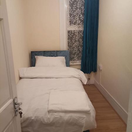 Single Bedroom Near London Seven Kings Train Station Ilford Buitenkant foto