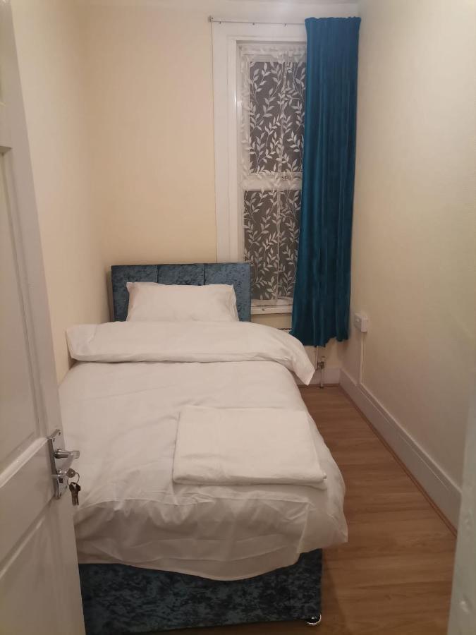 Single Bedroom Near London Seven Kings Train Station Ilford Buitenkant foto